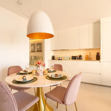 Appartement Marbella Banus Suites - Brand New Exclusive Puerto Banus Port Seafront Apartment - 2Br - 2Ba - Outdoor Terrace - Spectacular Mediterranean Views - Heart Of Puerto Banus Marina - Steps From El Corte Ing Luxury Shopping *